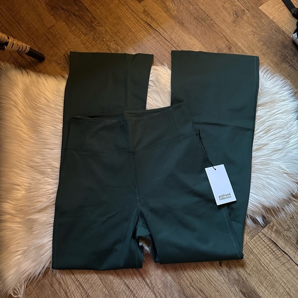 GIRLFRIEND COLLECTIVE Compressive Flare Leggings In Moss Green - Picture 5 of 7